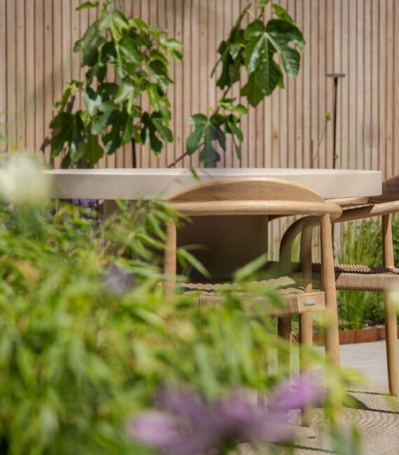 Zicht door de beplanting richting de zithoek