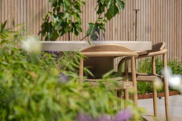 Zicht door de beplanting richting de zithoek