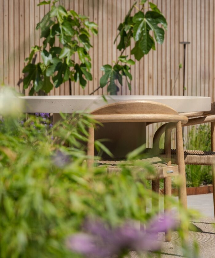 Zicht door de beplanting richting de zithoek